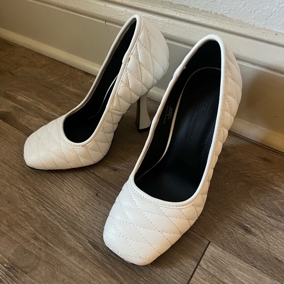 Quilted White Pumps - Picture 7 of 17